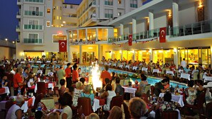 A hotel with multiple dining areas and a pool, featuring a prominent sign for the Merve Sun Hotel & Spa. - Merve Sun Hotel & Spa - All Inclusive (Manavgat)