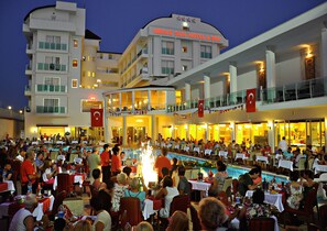 Piscine couverte, piscine extérieure, parasols de plage, chaises longues