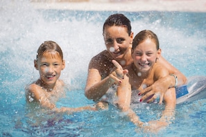 Piscina interna, piscina externa, guarda-sóis, espreguiçadeiras