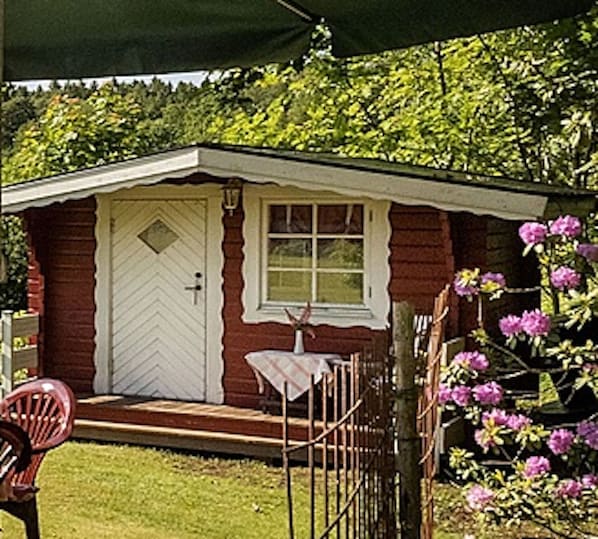 Garden Shed, Shared Bathroom 