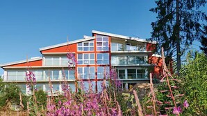 Un edificio moderno de dos pisos con ventanas amplias y techo plano.