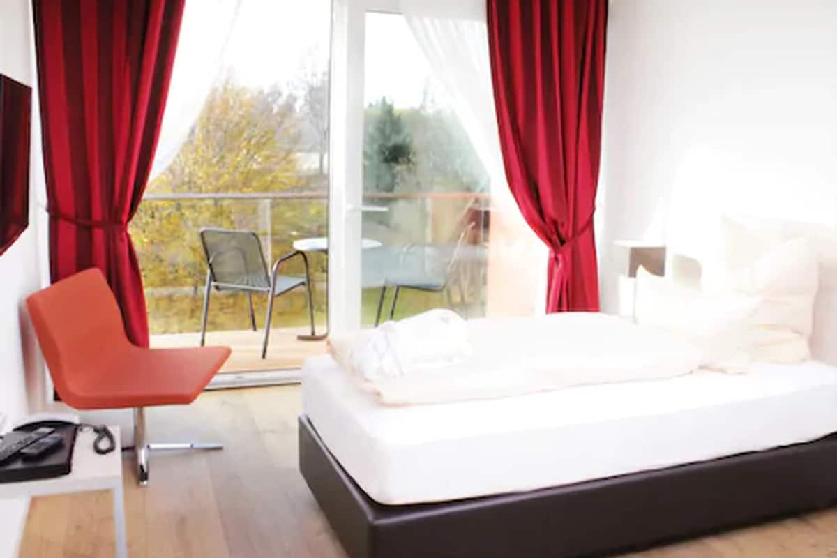 Single Room | In-room safe, desk, soundproofing, cribs/infant beds