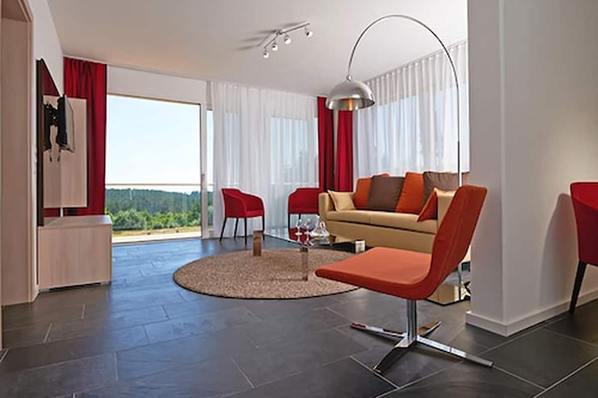 Deluxe Suite (Superior) | Living area | Flat-screen TV