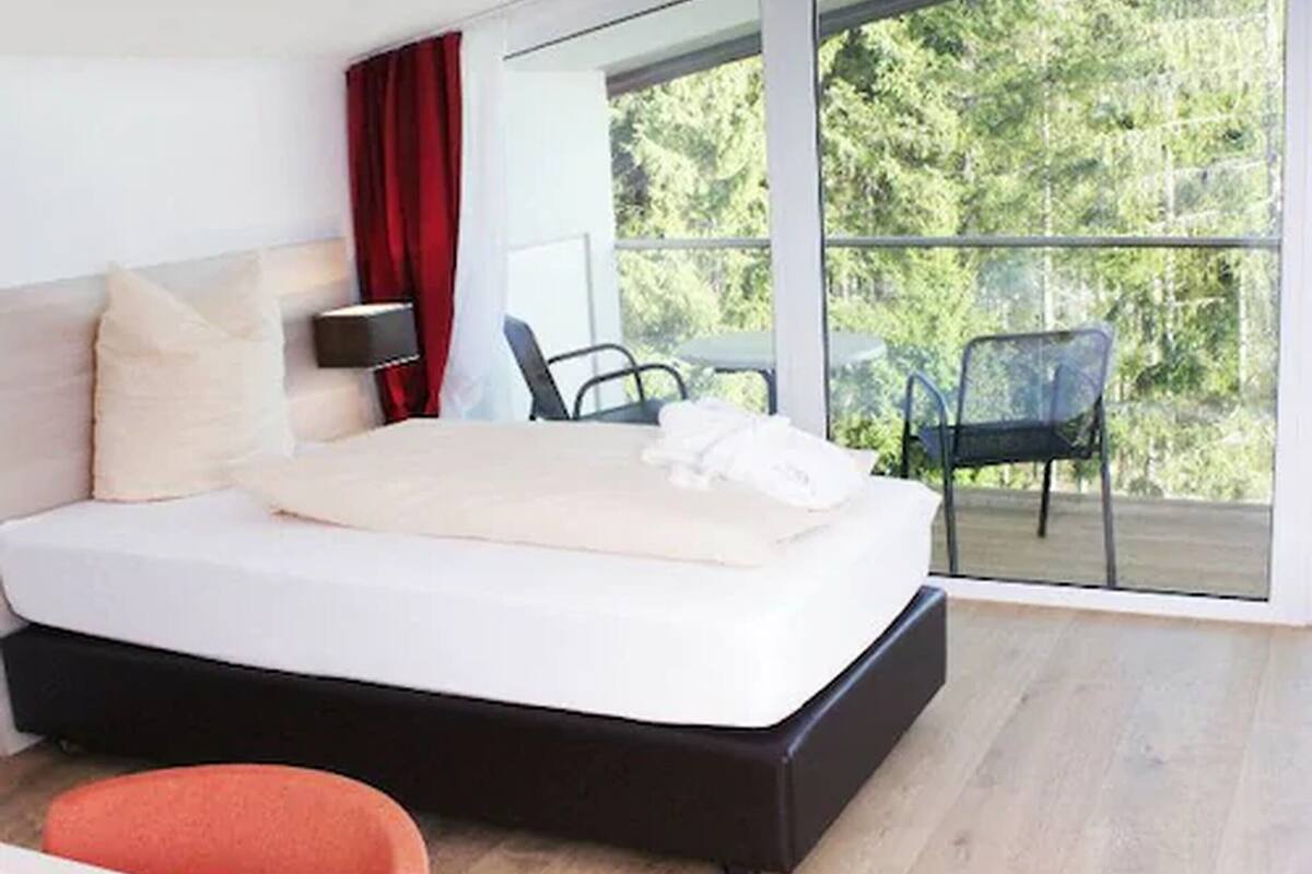 single room | in-room safe, desk, soundproofing, cots/infant beds