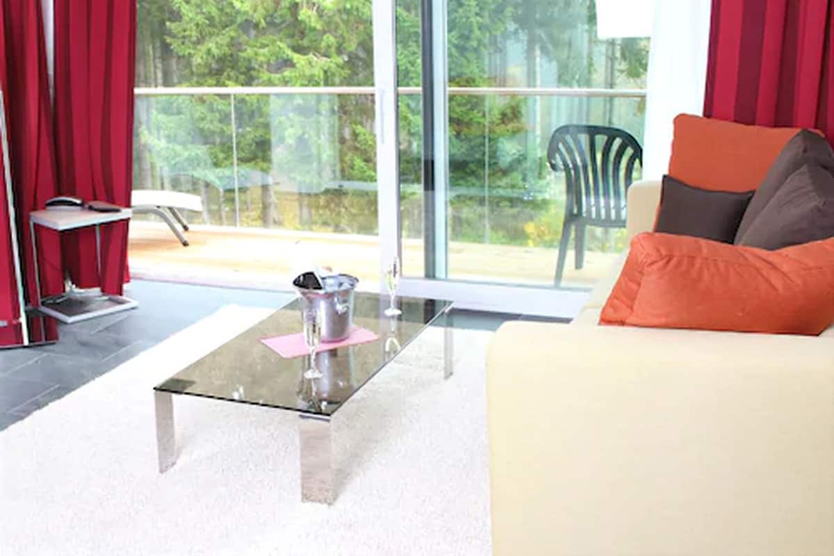 Deluxe Suite, Jetted Tub (Superior) | Living area | Flat-screen TV