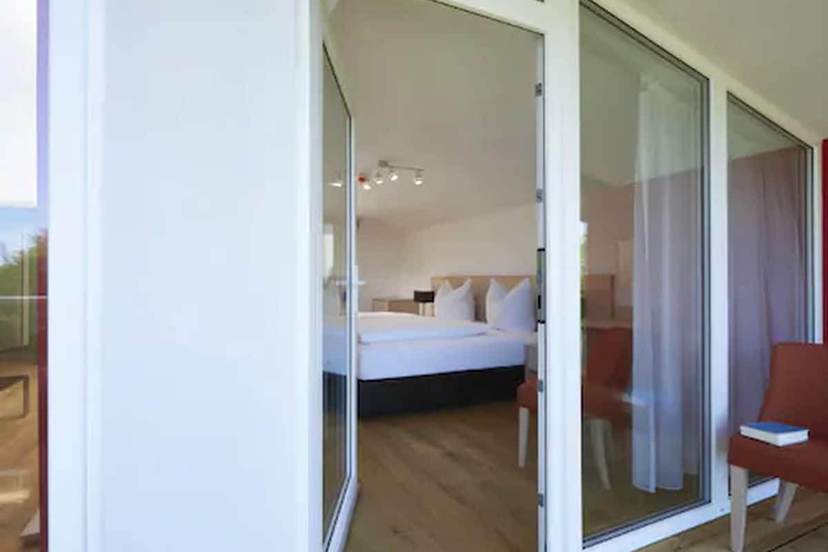Deluxe Suite | In-room safe, desk, soundproofing, cribs/infant beds