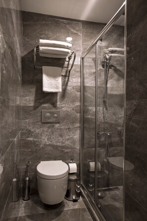 Shower, designer toiletries, hair dryer, slippers - SNOG Rooms & Suites (Istanbul)