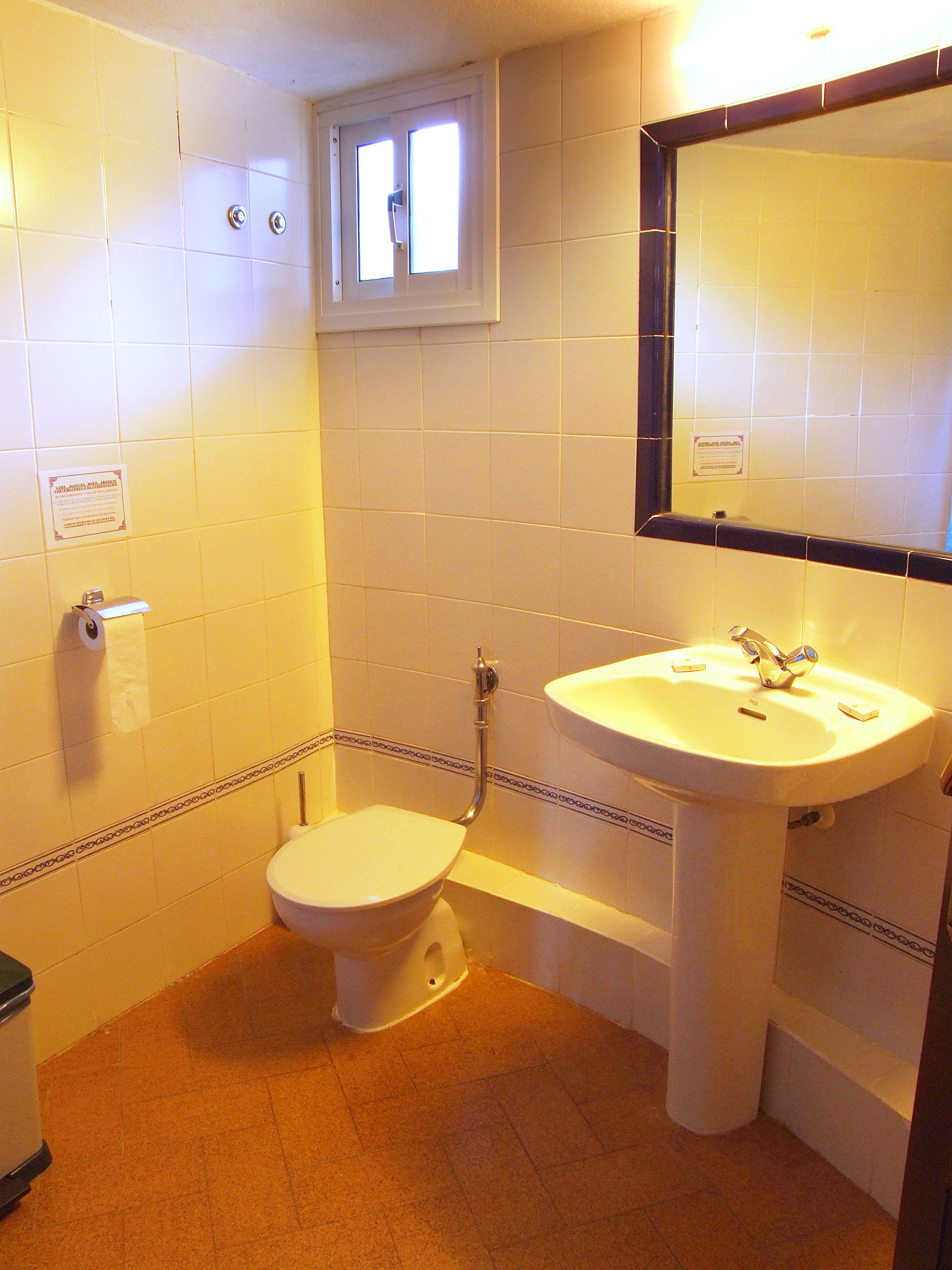 cabin (10 pax) | bathroom | combined shower/bathtub, free toiletries, bidet, towels