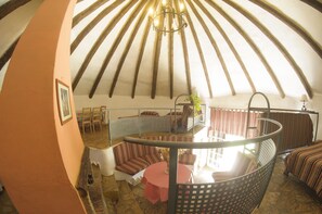 Cabaña (10 pax) | Sala de estar | Chimenea