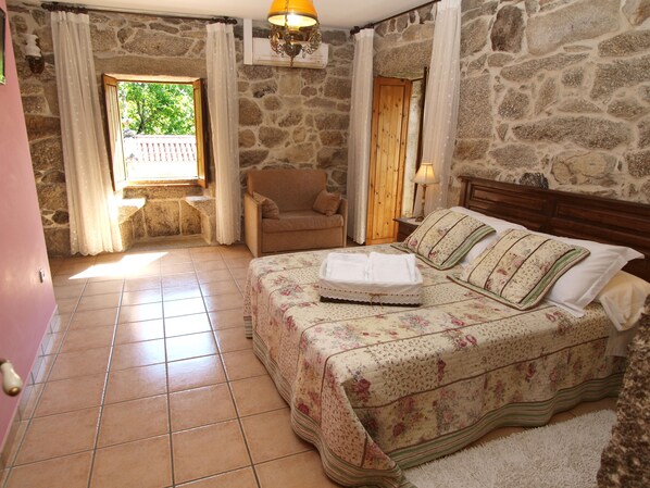 Standard Room, 1 Double or 2 Single Beds, Valley View | Blackout curtains, iron/ironing board, free WiFi, bed sheets - Casa Torre Vella (Bueu)