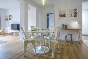 Superior-Apartment, 2 Schlafzimmer | Wohnbereich | 49-Zoll-Flachbildfernseher mit Satellitenempfang, Fernseher
