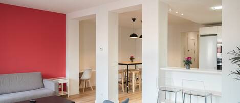 Premium Apartment | Living room | 49-inch flat-screen TV with satellite channels, TV