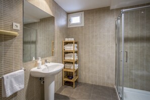 Shower, free toiletries, hair dryer, towels - Slow Suites Luchana (Madrid)
