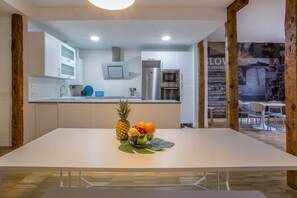 Deluxe-Apartment, 2 Schlafzimmer | Eigene Küche | Großer Kühlschrank, Mikrowelle, Herdplatte, Geschirrspüler