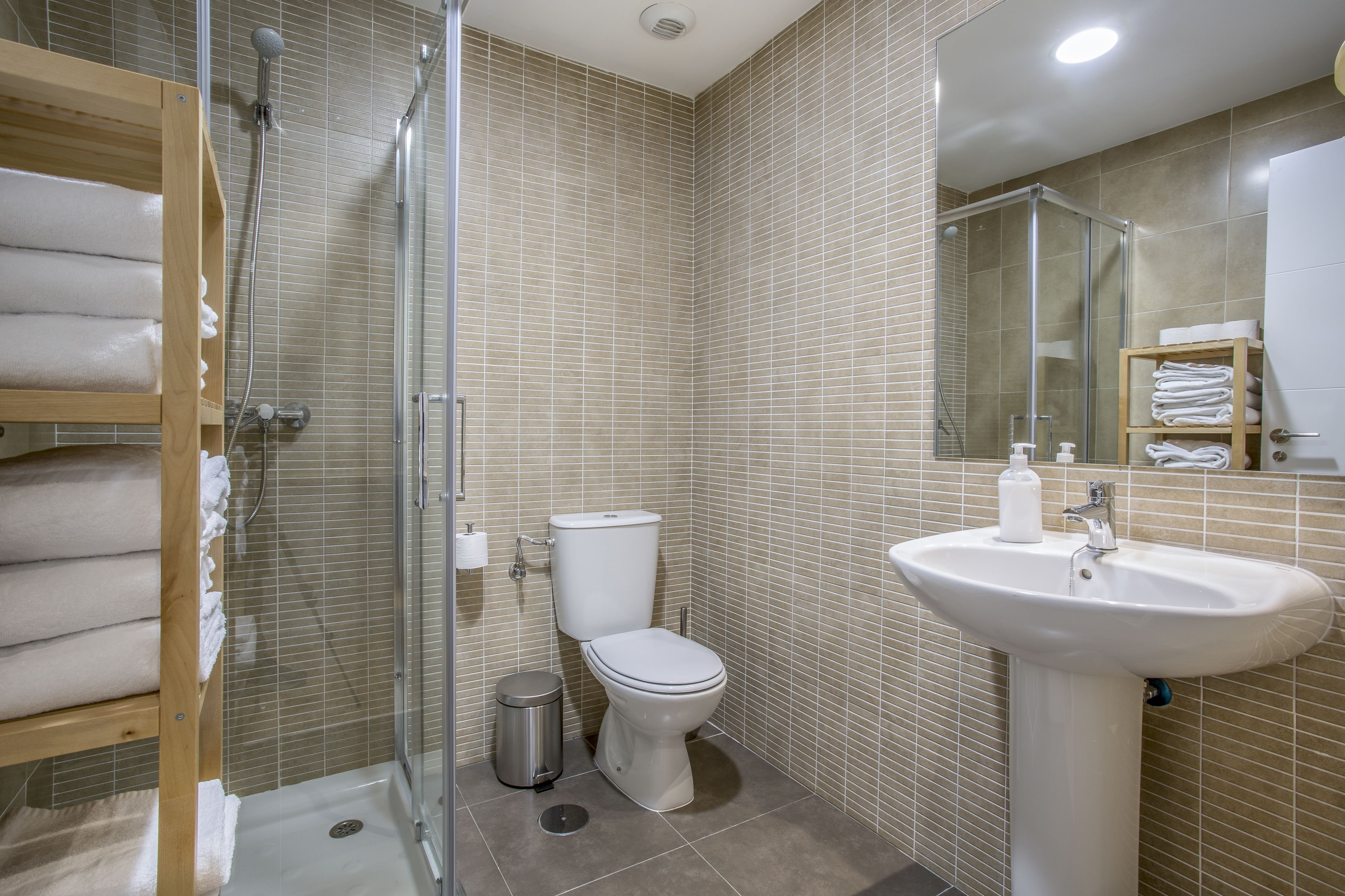Ein modernes Badezimmer mit einer Duschkabine, einer Toilette und einem Waschbecken.
