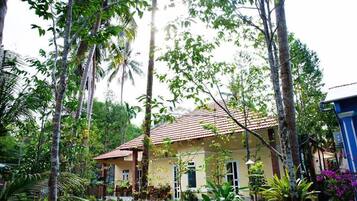 Bungalow, pemandangan kebun | Minibar, meja kerja, dan Wi-Fi gratis