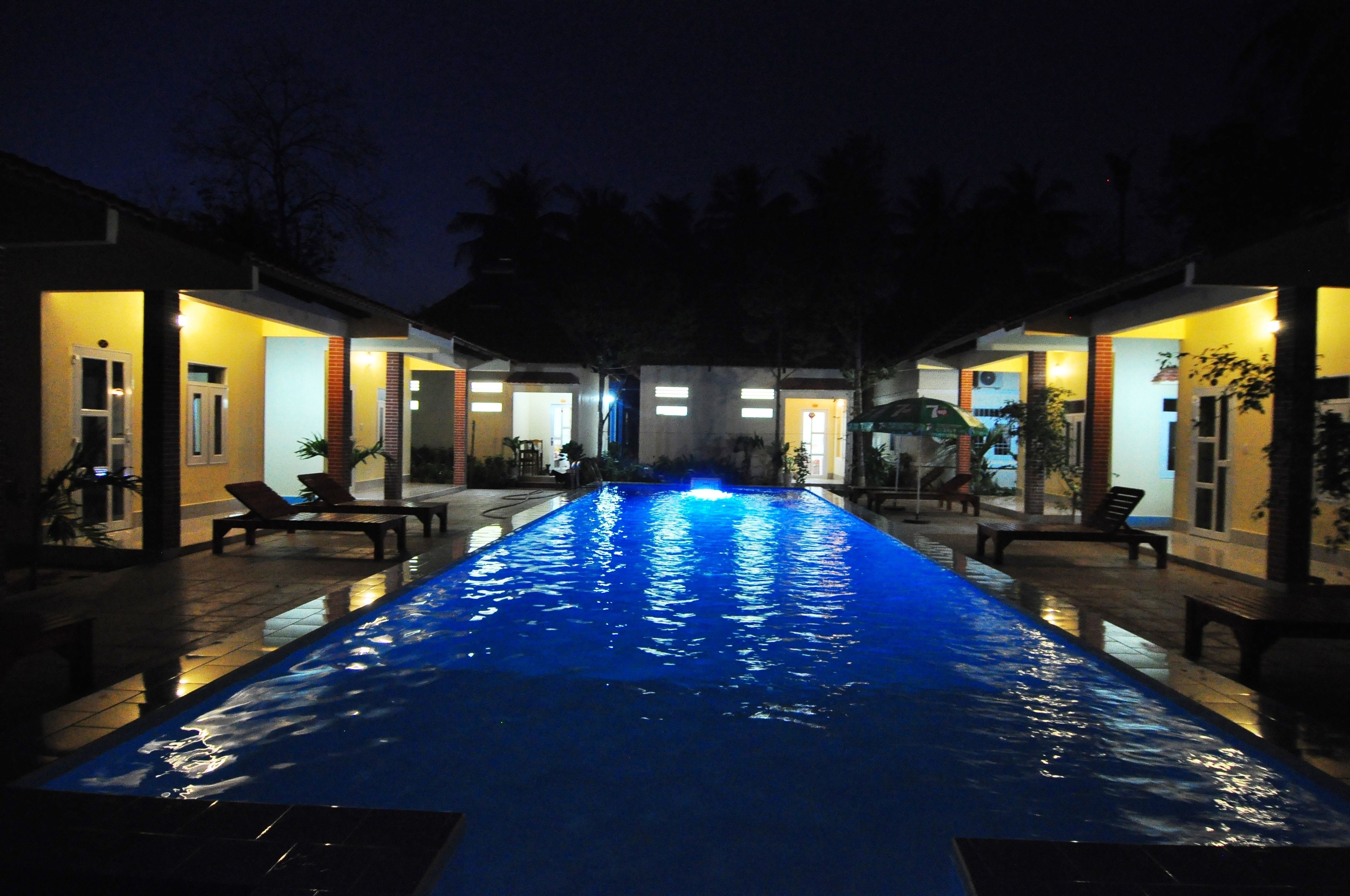 Piscine extérieure, parasols de plage, chaises longues