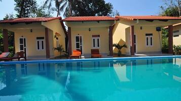 Außenpool, Sonnenschirme, Liegestühle