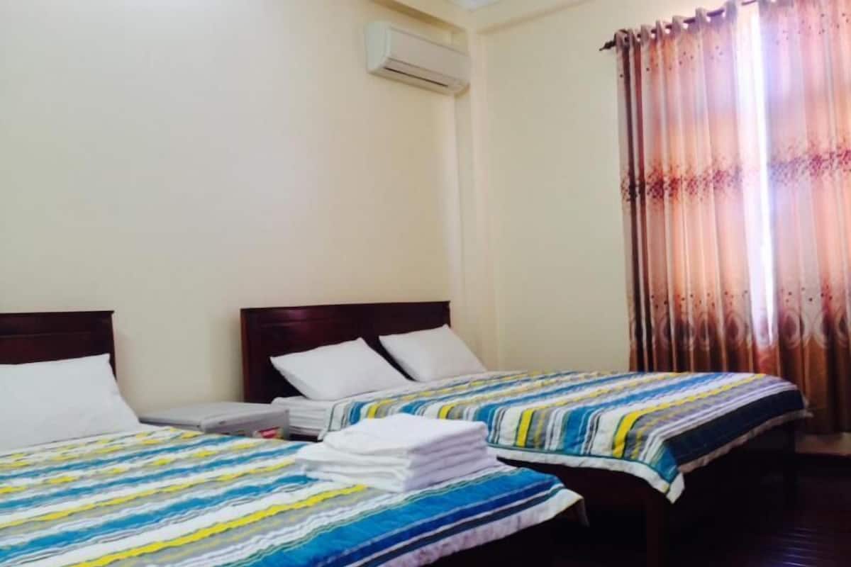 Quadruple Room | Minibar, desk, free WiFi