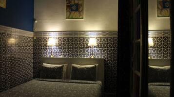 Habitación Confort doble, 1 cama de matrimonio | 2 dormitorios, ropa de cama de alta calidad, caja fuerte