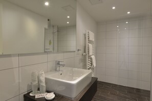 Basic Quadruple Room (Suterain) | Bathroom shower - Uhu Gästehaus (Cologne)