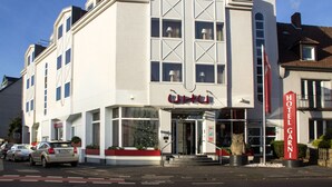 Et hotel med en moderne facade, store vinduer og en markant indgang.