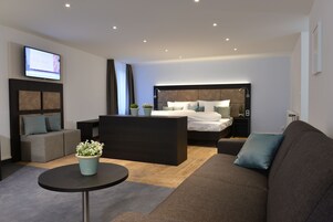 Habitación cuádruple básica (Suterain) | Ropa de cama de alta calidad, caja fuerte, escritorio