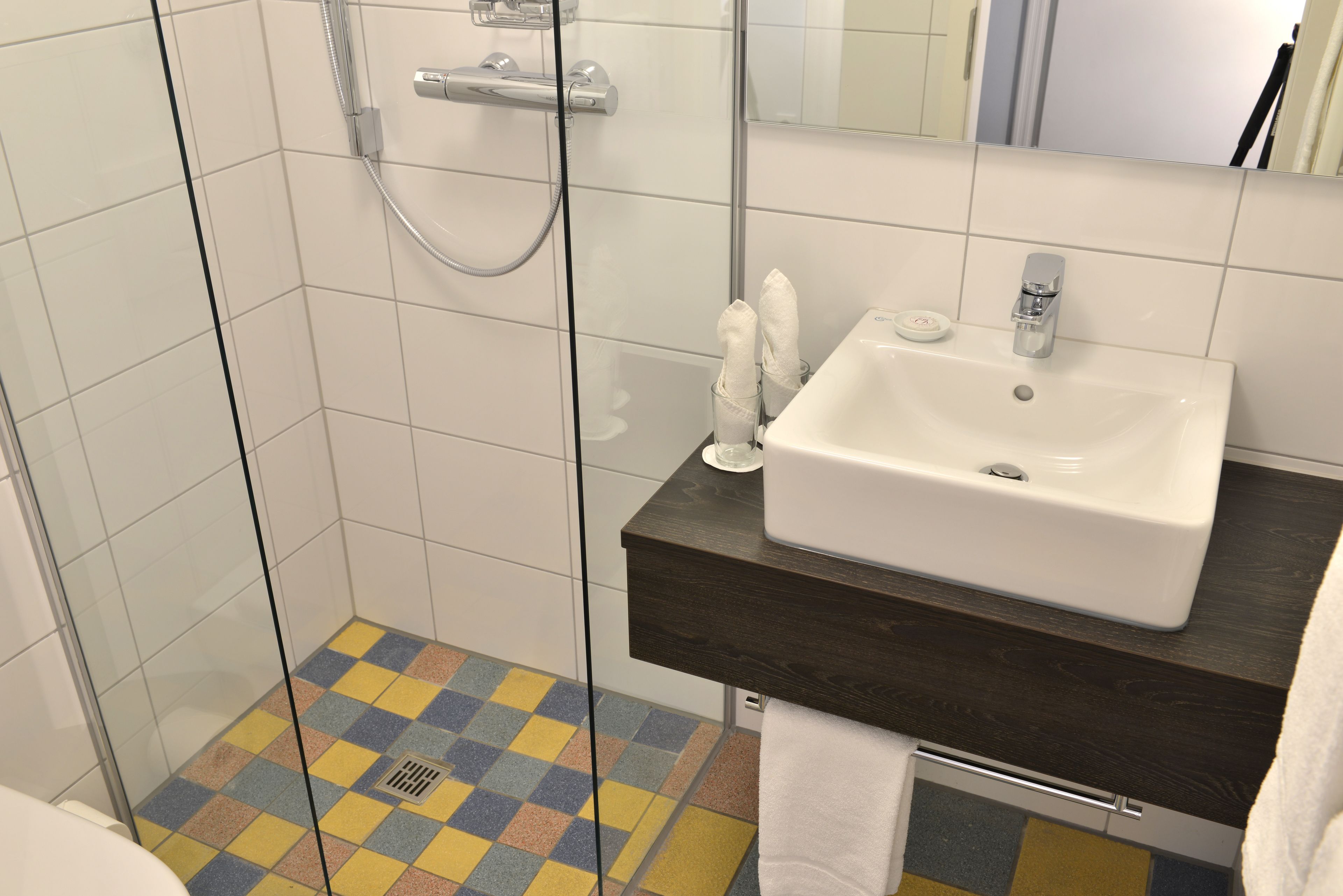 comfort double room | bathroom | shower, free toiletries, hair dryer, slippers