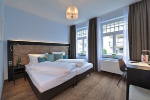 Ropa de cama de alta calidad y caja de seguridad en la habitación 