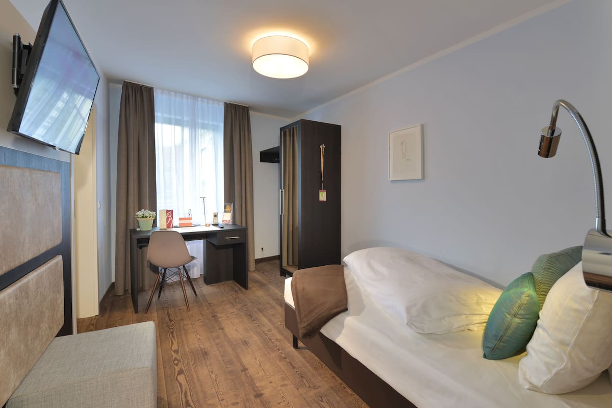 Chambre Simple, 1 grand lit 1 place