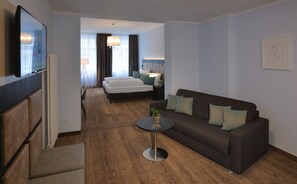 Deluxe Double Room, 1 Bedroom | Premium bedding, in-room safe, desk, soundproofing - Uhu Gästehaus (Cologne)