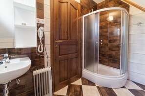 Habitación Deluxe doble, vistas a la montaña | Baño | Ducha, artículos de higiene personal de diseño y toallas