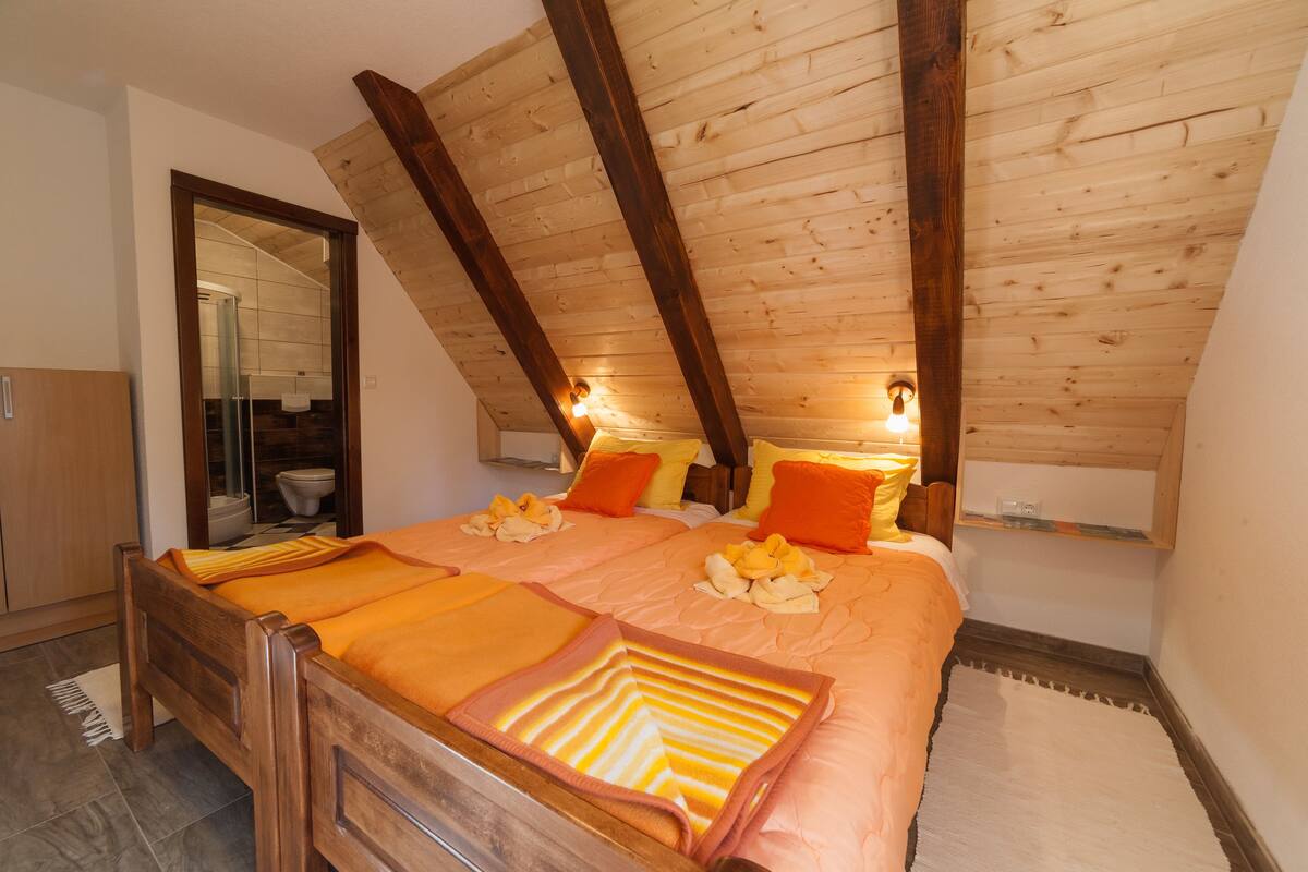 Casa, 2 quartos, sacada, vista para a montanha | 1 quarto, roupas de cama premium, cofres nos quartos, escrivaninha