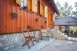 Hus, 2 soverom, balkong, fjellutsikt | 1 soverom, sengetøy av topp kvalitet, safe på rommet og skrivebord