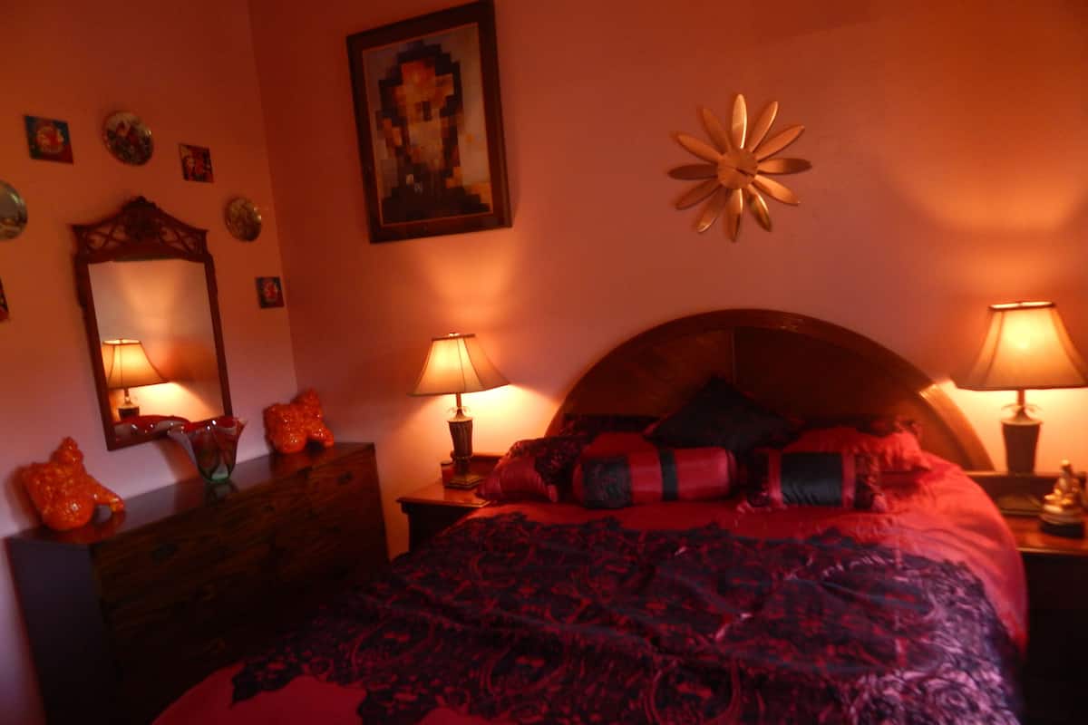 Habitación (Chinese wedding bedroom) | Espacio para trabajar con laptop y insonorización 