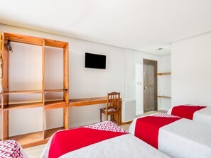 Habitación cuádruple económica, varias camas | Minibar, escritorio, tabla de planchar con plancha y wifi gratis 