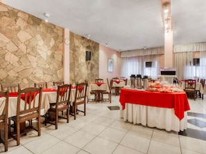 Free daily buffet breakfast