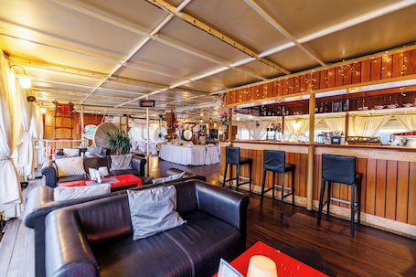 Bar (en la propiedad). Botel Marina - Hostel