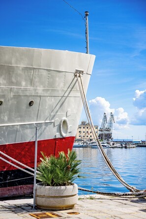 Un barco grande atracado en un puerto bajo un cielo despejado.