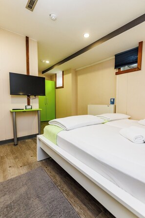 Desk, cots/infant beds, free WiFi, bed sheets - Botel Marina - Hostel (Rijeka)