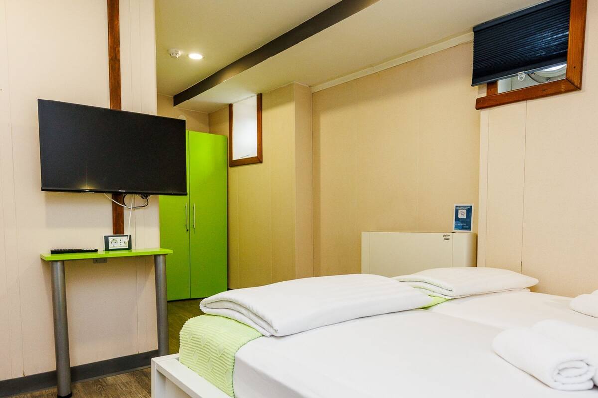 Desk, cribs (surcharge), WiFi (free), bed sheets