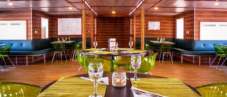 Medelhavsköket och utsikt mot havet