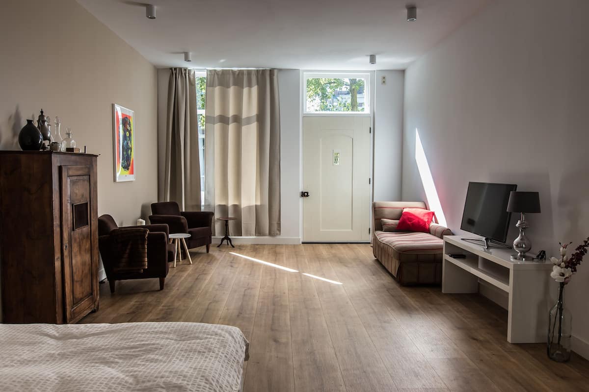 Departamento, vista al jardín | Ropa de cama de alta calidad, escritorio y insonorización