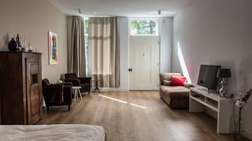 Departamento, vista al jardín | Ropa de cama de alta calidad, escritorio y insonorización