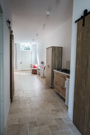 Appartement, vue sur le jardin | Cuisine privée | Réfrigérateur, four à micro-ondes, surface de cuisson, cafetière-théière