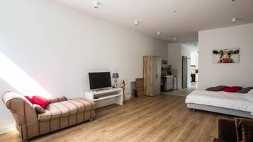 Apartment, Garden View | Peralatan tempat tidur premium, meja, kalis bunyi