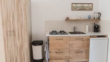 Departamento, vista al jardín | Cocina privada | Refrigerador, microondas, parrilla de estufa y cafetera y tetera