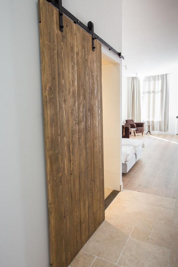 Apartment, Garden View | Peralatan tempat tidur premium, meja, kalis bunyi