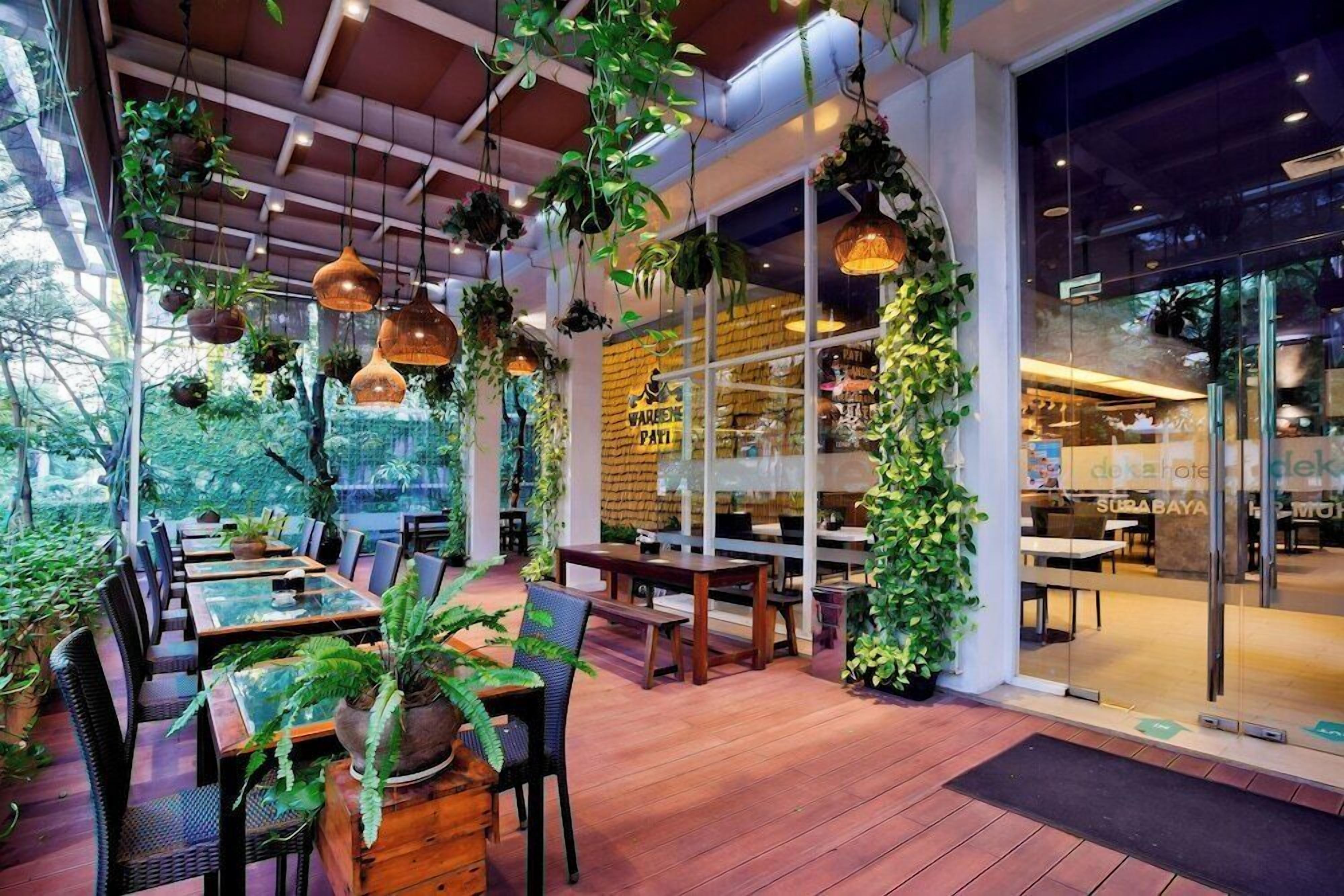 Menyajikan masakan internasional