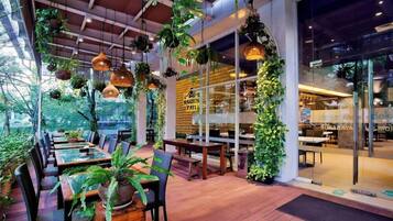 Se sirven desayunos y cocina internacional